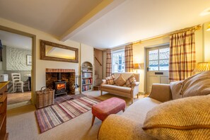 TV, fireplace - Yew Tree Cottage, Blakeney, Norfolk (Blakeney)