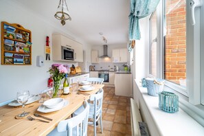 Mikrovågsugn, diskmaskin och barnstol