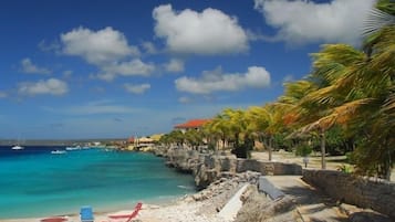 Rannalla, rantapyyhkeitä