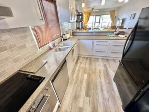 Fridge, microwave, oven, stovetop - Updated/Beachfront/180 Sunset View/Dock/Dive Shop/Pool/Restaurants (Kralendijk)