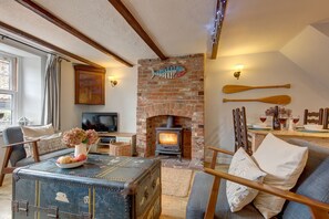 TV, fireplace, books - Albert's Cottage, Wells-next-the-Sea, Norfolk (Wells-next-the-Sea)