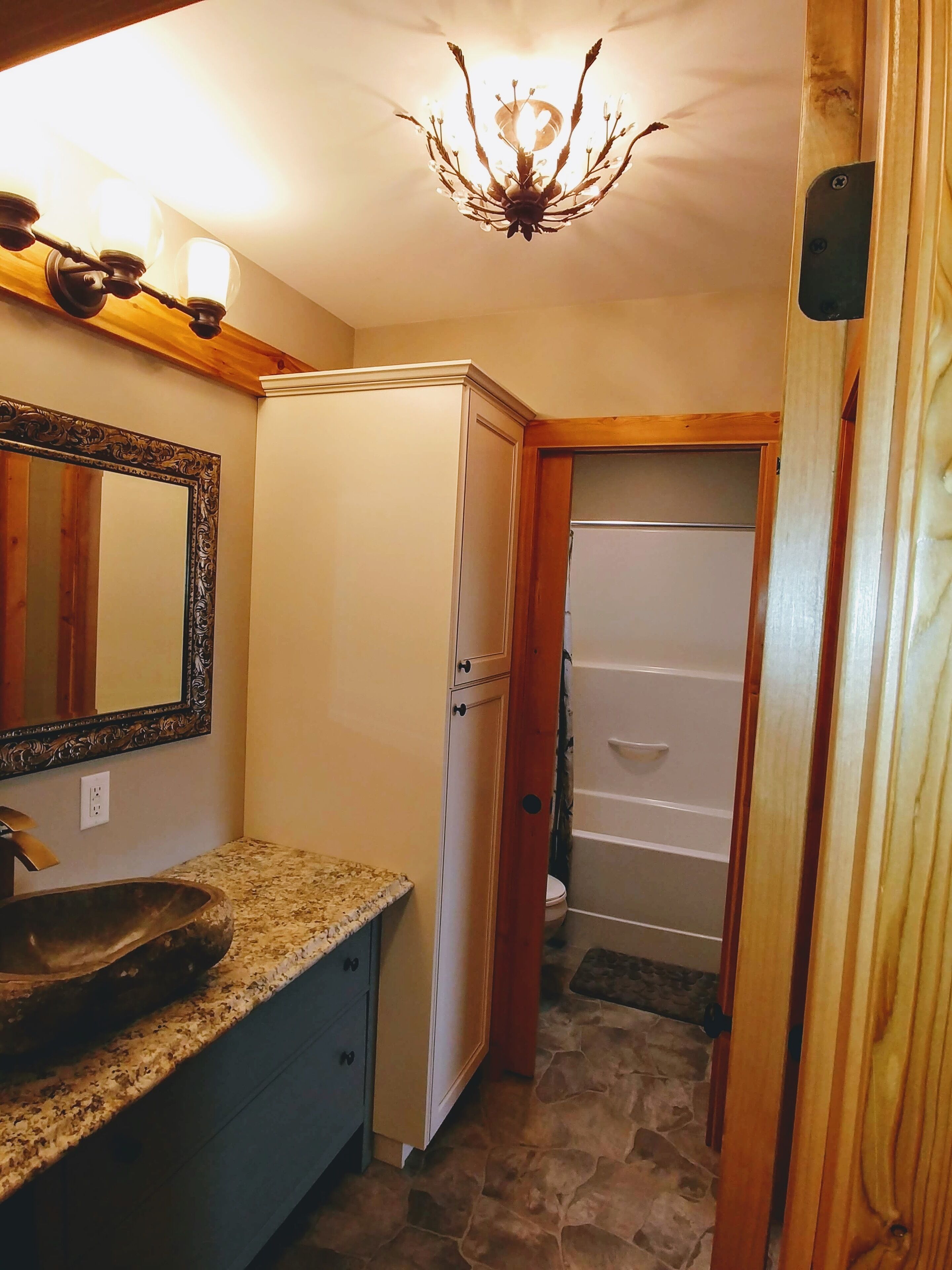  30 Mins to Waterton Gate! Relax & Enjoy the View of Chief Mountain & Sunsets