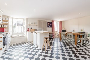 Fridge, microwave, oven, dishwasher - A traditional 3 bedroomed farmhouse close to St Andrews (St Andrews)