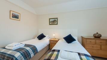 3 bedrooms, iron/ironing board, internet, bed sheets