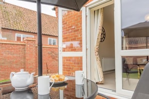 Outdoor dining - Gulls Nest, Wells-next-the-Sea, Norfolk (Wells-next-the-Sea)