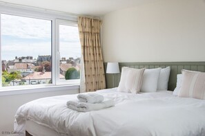 3 bedrooms, iron/ironing board, Internet, bed sheets - Beautiful 3 bedroomed apartment in central St Andrews (St Andrews)