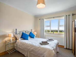 3 bedrooms, iron/ironing board, bed sheets