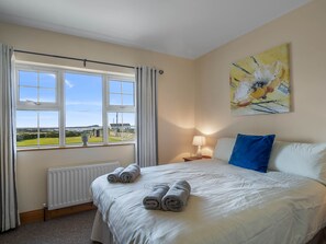 3 bedrooms, iron/ironing board, bed sheets