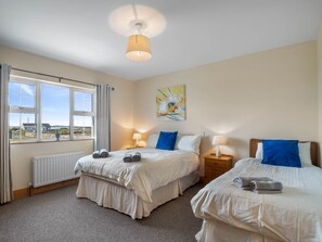 3 makuuhuonetta, silitysrauta/-lauta, vuodevaatteet