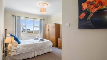 3 slaapkamers, een strijkplank/strijkijzer, beddengoed