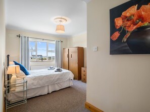 3 bedrooms, iron/ironing board, bed sheets