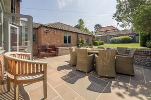 Outdoor dining - Grove House, Wells-next-the-Sea, Norfolk (Wells-next-the-Sea)