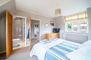 4 bedrooms, travel cot, Internet, bed sheets