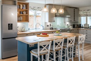 Kjøleskap, mikrobølgeovn, ovn og oppvaskmaskin