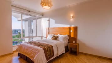 4 bedrooms, desk, iron/ironing board, travel cot