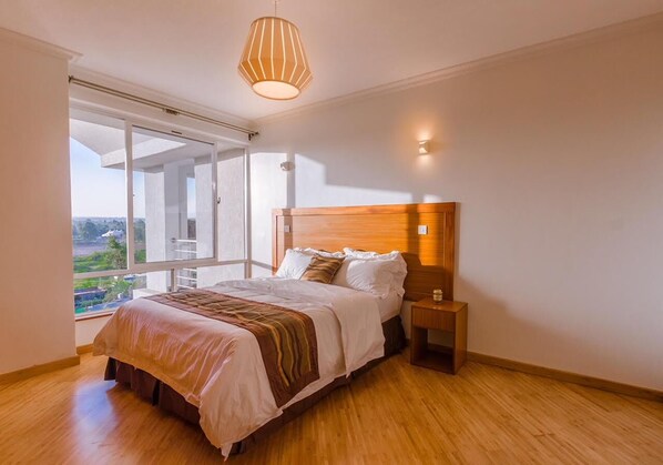 4 bedrooms, desk, iron/ironing board, travel crib