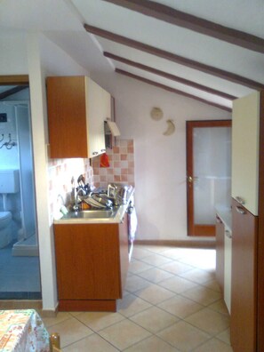 Réfrigérateur, four, plaque de cuisson, cafetière/bouilloire