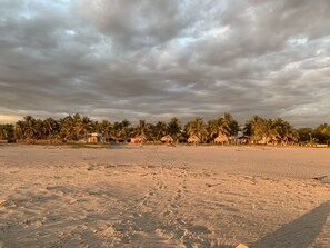 Ranta lähistöllä, aurinkotuoleja