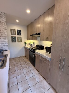 Refrigerador, microondas, horno y parrilla de estufa