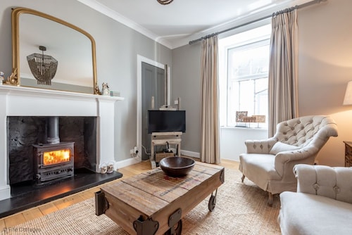 Beautifully renovated 2 bedroomed apartment