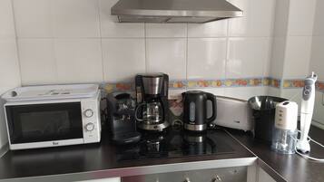 Een koelkast, een magnetron, een oven, een kookplaat