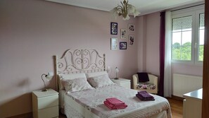 4 bedrooms, desk, iron/ironing board, travel cot