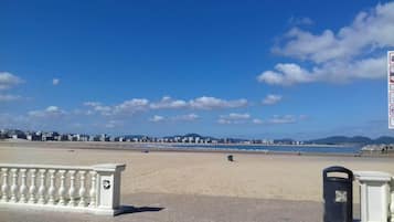 På stranden