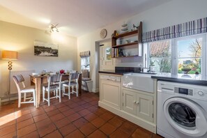 Microwave, dishwasher, freezer - Froggy Cottage, Thornham, Norfolk (Hunstanton)