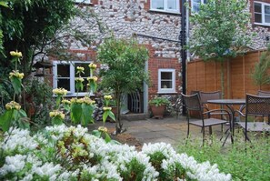 Outdoor dining - Froggy Cottage, Thornham, Norfolk (Hunstanton)