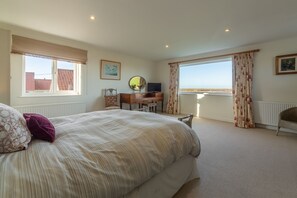 4 bedrooms, iron/ironing board, WiFi, bed sheets - Sandpipers, Brancaster, Norfolk (King's Lynn)