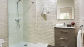 Douche, sĂšche-cheveux, bidet, serviettes fournies