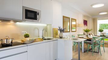 Réfrigérateur, micro-ondes, lave-vaisselle, cafetiÚre/bouilloire