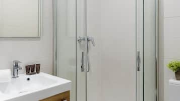 Een douche, een haardroger, een bidet, handdoeken