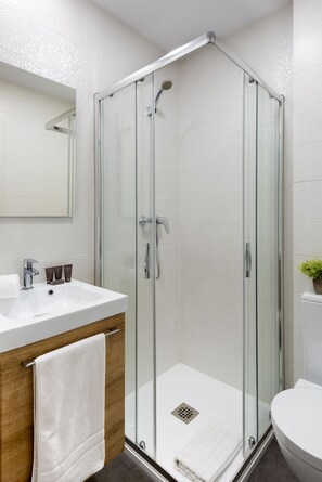 Een douche, een haardroger, een bidet, handdoeken