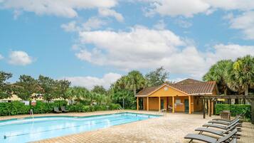 Sebuah kolam renang air hangat