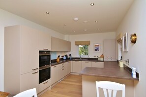 Kjøleskap, mikrobølgeovn, ovn og oppvaskmaskin