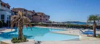 Nice apartment for 4 guests with WIFI, pool, TV, patio, pets allowed and parking