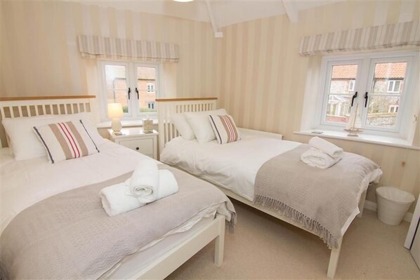 Home Lea, Docking: Double aspect bedroom two with twin beds - Home Lea, Docking, Norfolk (King's Lynn)