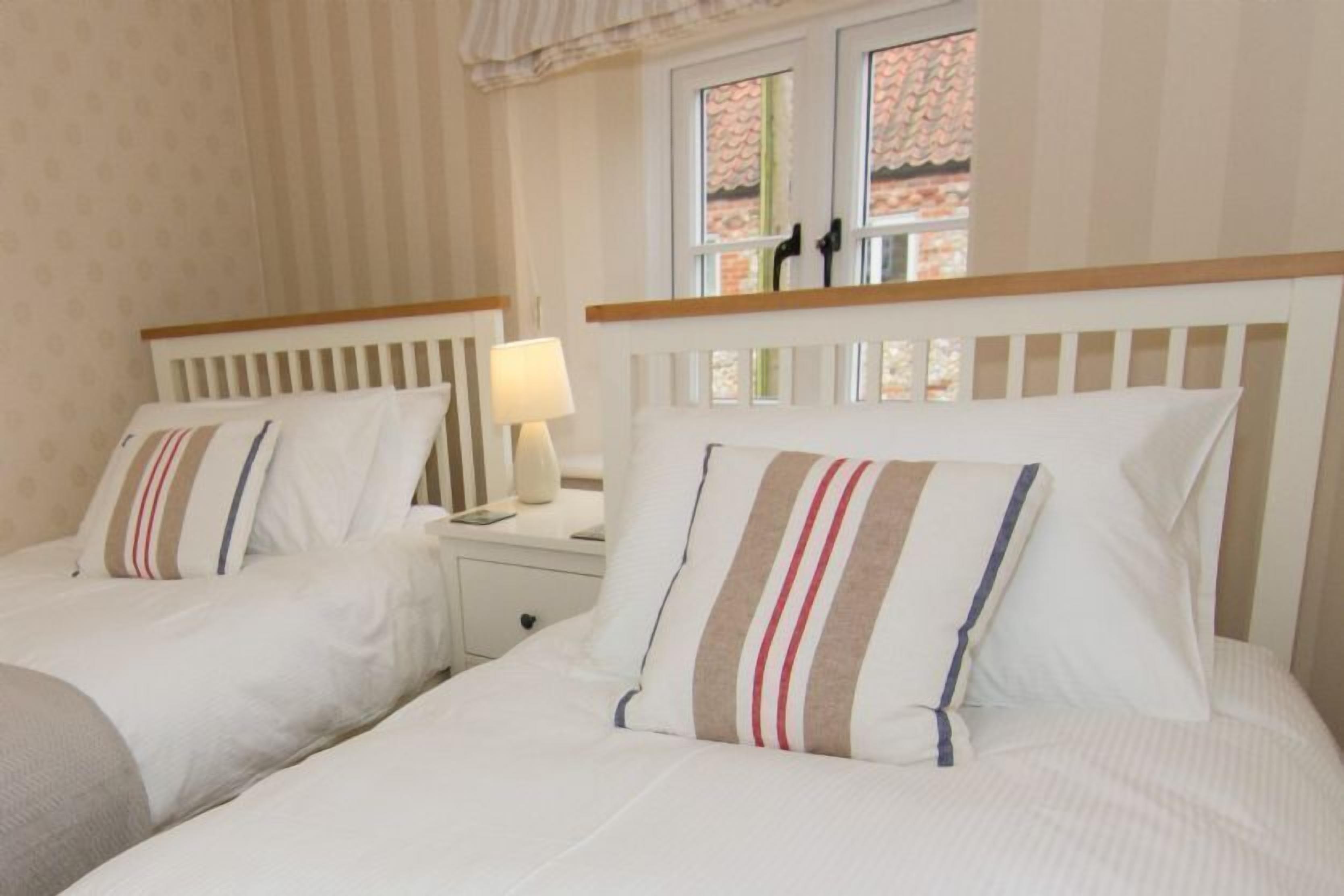 3 多间卧室、熨斗/熨衣板、上网接入、 床单