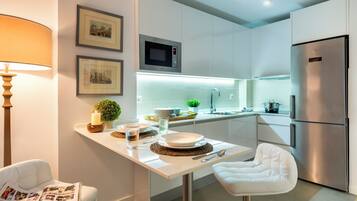 Frigorífico, microondas, lavavajillas y cafetera o tetera