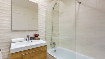 Bañera, secador de pelo, bidé y toallas