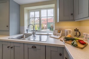 Microwave, dishwasher - 1 Honeymoon Row, Wells-next-the-Sea, Norfolk (Wells-next-the-Sea)