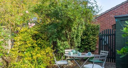 Un charmant cottage de 300 ans avec terrasse et joli jardin clos ensoleillé à Wells