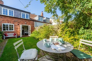 Outdoor dining - 1 Honeymoon Row, Wells-next-the-Sea, Norfolk (Wells-next-the-Sea)