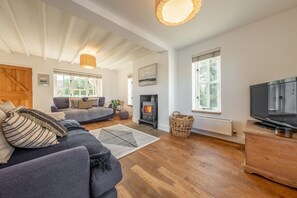 TV, fireplace - Marigold Cottage, Docking, Norfolk (King's Lynn)