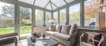 Een prachtig vrijstaande woning op slechts een korte wandeling van pubs en restaurants en naar de haven.