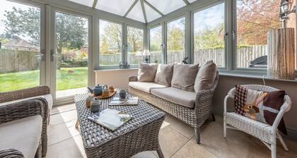 Une charmante propriété indépendante à quelques pas des pubs et des restaurants et donnant sur le port.