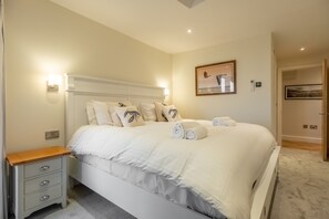 2 bedrooms, iron/ironing board, internet, bed sheets