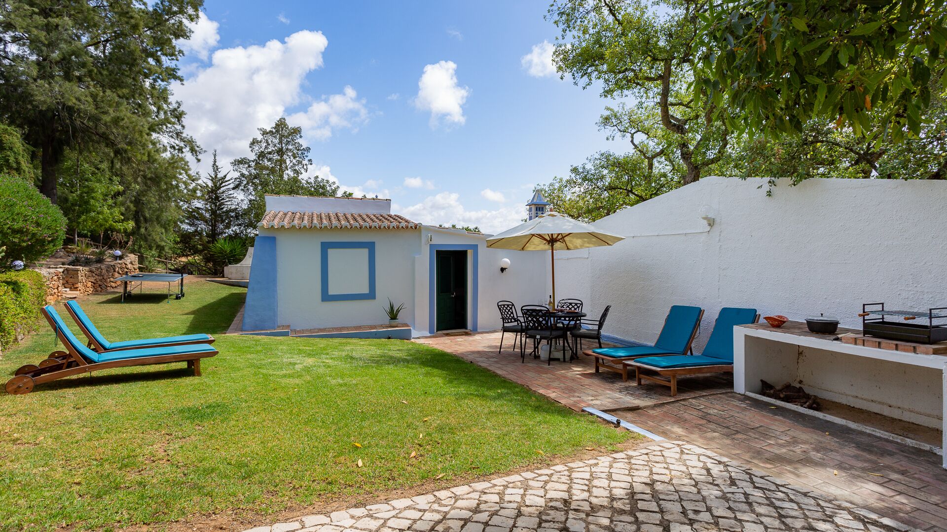 Charming house in a vineyard near the beach