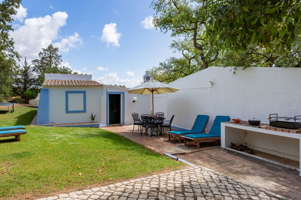 Charming house in a vineyard near the beach
